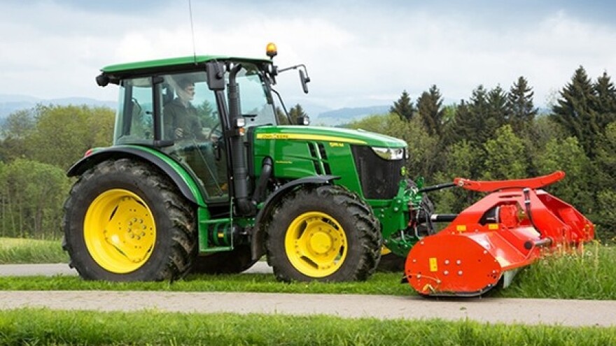 Traktor John Deere 5M