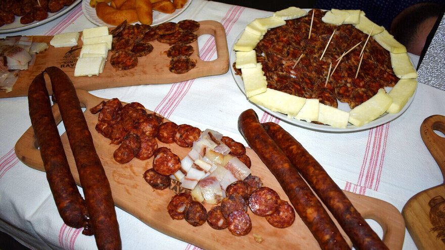 Domaće suhomesnate delicije po akcijskim cijenama u Brčkom