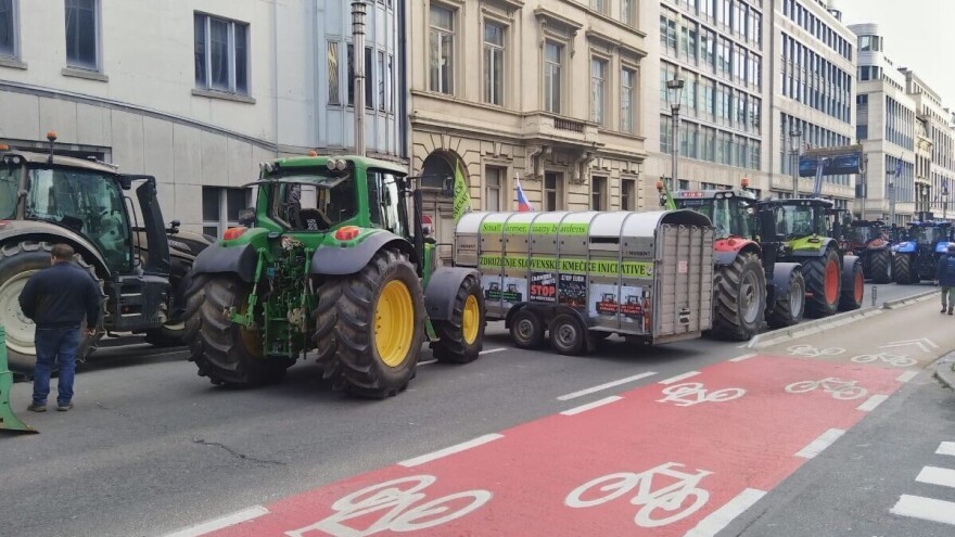 Poljoprivrednici blokirali ceste u Briselu: Novi ZPP neprihvatljiv, dosta je obmana!