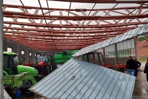 Nevrijeme kidalo plastenike i protugradnu mrežu, nosilo krovove