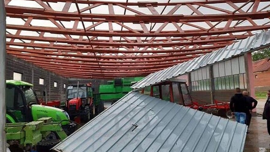 Nevrijeme kidalo plastenike i protugradnu mrežu, nosilo krovove