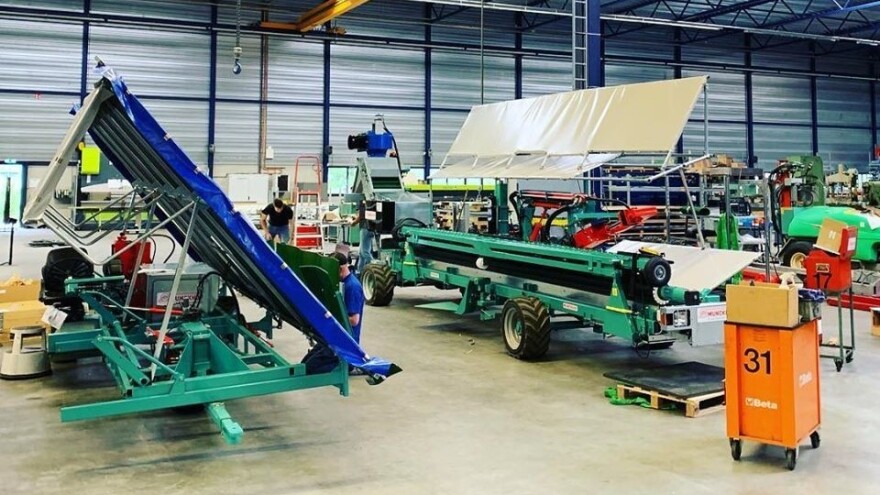 Tresač stabala: Tri radnika u jednom satu mogu obrati plodove sa 180 stabala voća