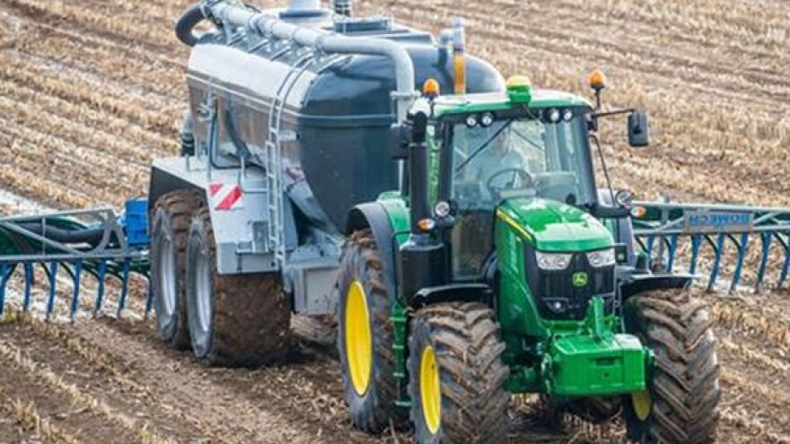 Traktor John Deere 6M