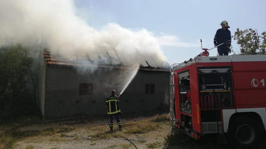 Palio korov - izgorjela komšijina staja i 600 bala sijena