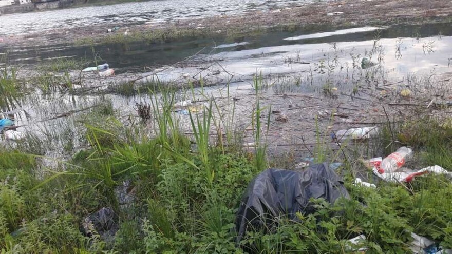 Kade, šolje, vreće, pločice... Drina zagađena u centru Goražda