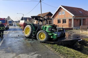 Sudar traktora i automobila, zbog istjecanja goriva zapalila se oba vozila