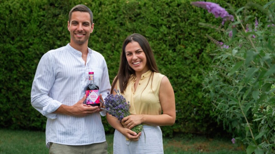 Sa čačanskih polja: Brat i sestra proizvode nesvakidašnji liker od lavande