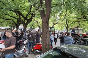 Poljoprivrednici ispred suda poručili uhapšenim kolegama: "Niste sami"