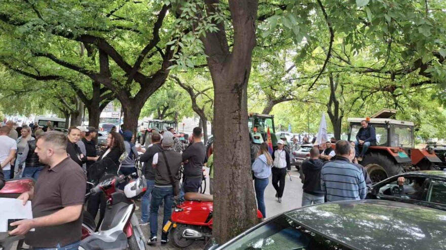 Poljoprivrednici ispred suda poručili uhapšenim kolegama: "Niste sami"