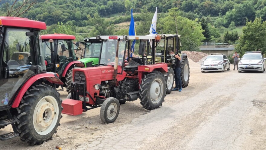 Poljoprivrednici se pomjerili s puta, od protesta još ne odustaju!