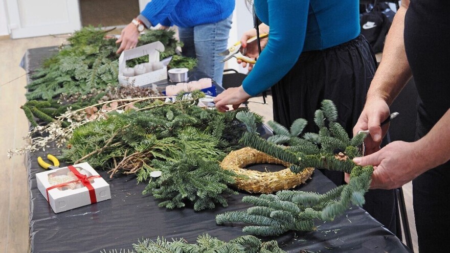 Adventski vjenčić: Od slame i medenjaka do Mocha Mousse trenda