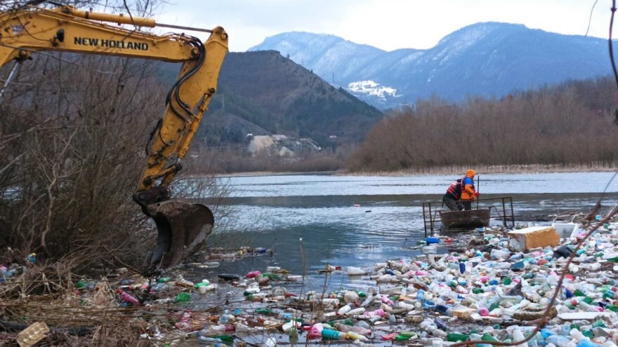 Plutajuće lančanice brane Lim i Potpećko jezero od smeća
