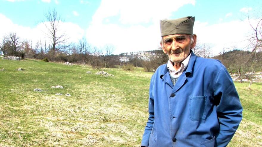 Relja Nedić samuje uz knjige u opustelom selu