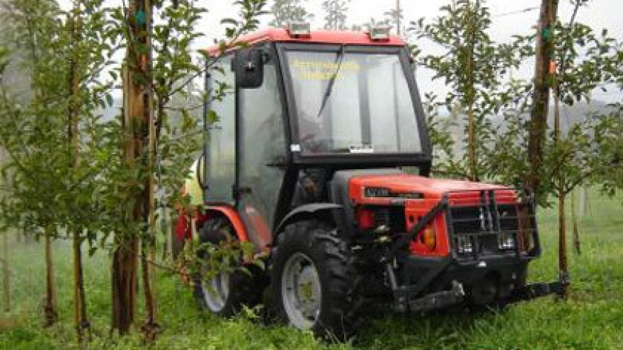 Traktor Agromehanika AGT 830/835