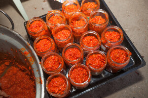 Ajvar: Šta je bolje - pečena ili barena paprika?