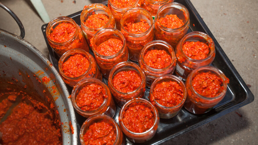 Ajvar: Šta je bolje - pečena ili barena paprika?