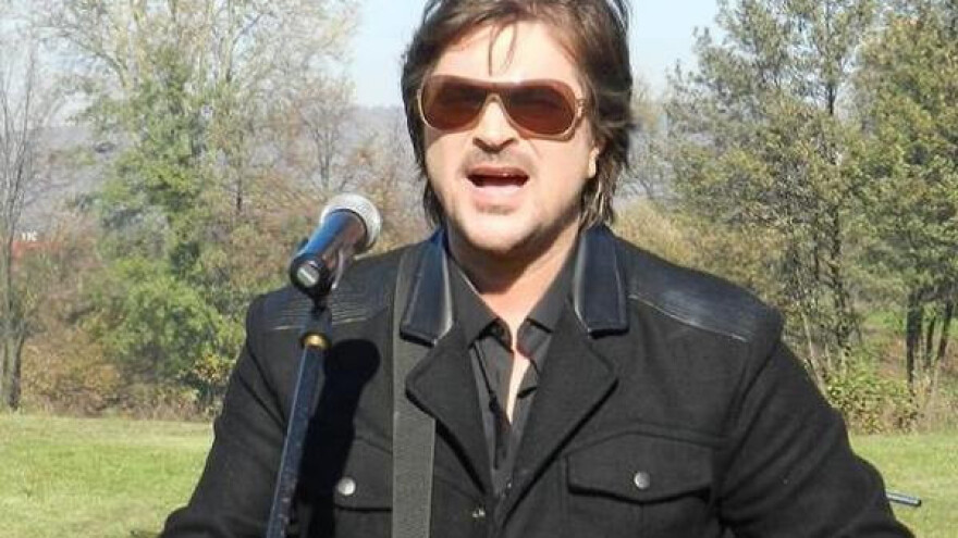 Alen Islamović ubire lješnjak sa svoje plantaže