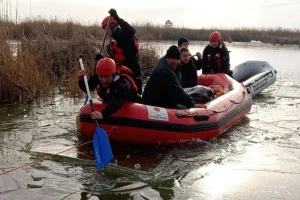 Upali u zamrznuto jezero dok su sekli trsku
