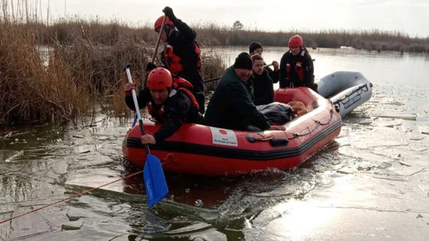 Upali u zamrznuto jezero dok su sekli trsku