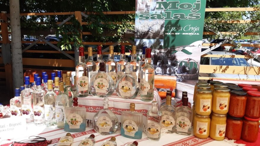 Rakija od kajsije koja nije prskana čitav vek, a pčele je oprašuju