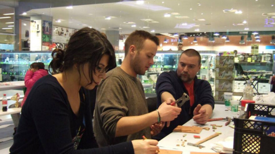 Ante radi lule i nakit od fosiliziranog hrasta