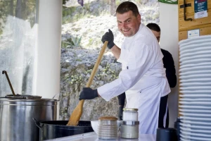 Skradinski rižot priprema se 12 sati, a posebnost leži u obiteljskoj tradiciji