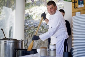 Skradinski rižot priprema se 12 sati, a posebnost leži u obiteljskoj tradiciji