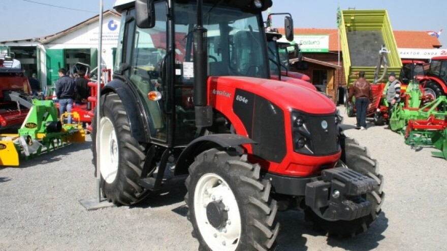 Traktor ArmaTrac 604e