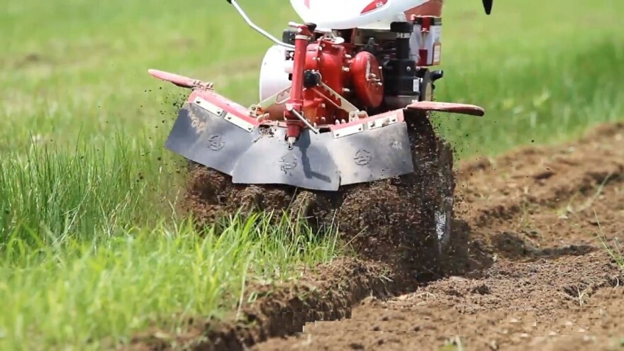 Pravi rovove, postavlja folije i jednostavan je za upravljanje - azijski višenamjenski kultivator AMC