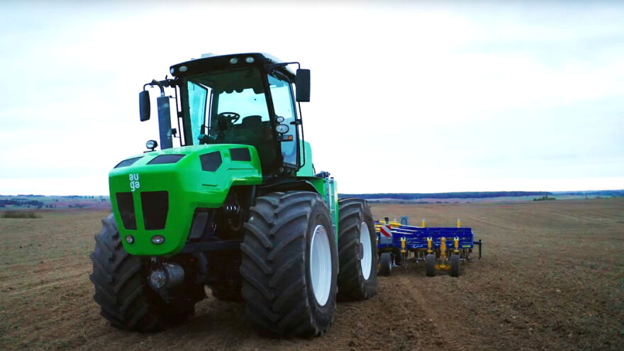 Auga M1 je prvi hibridni traktor na svetu bez emisija CO2