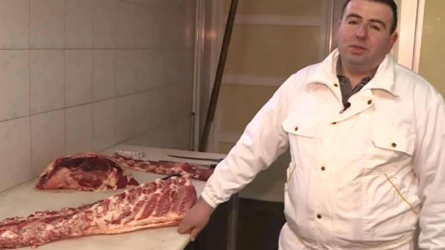 Edin Babić je peta generacija koja proizvodi i prodaje suho meso - i ovčju stelju