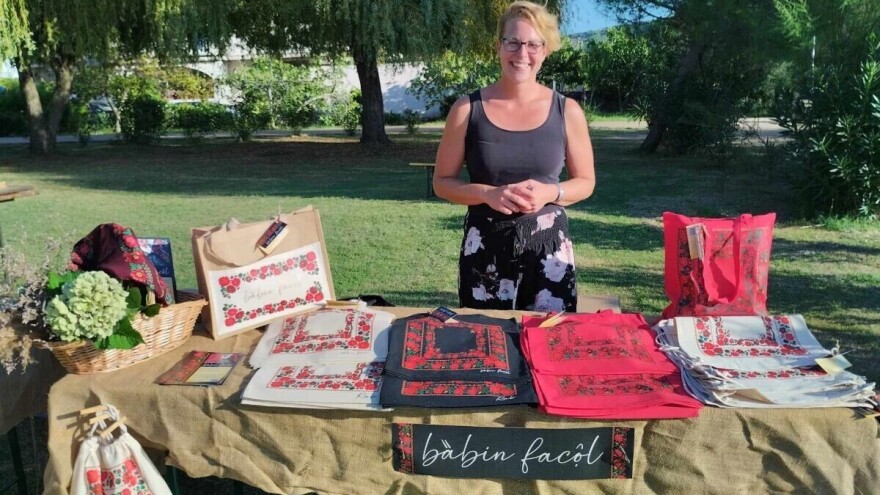 Babin facol - suvenir baziran na nošnji koji osvaja uzorkom i šarenilom