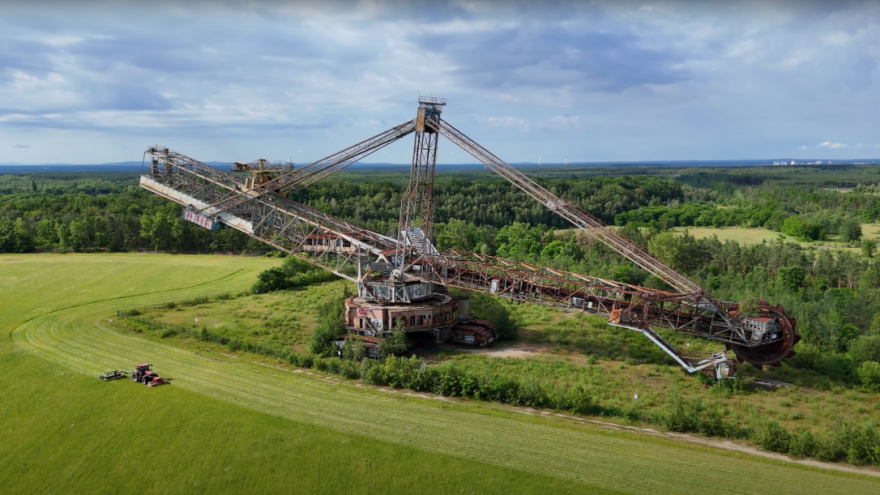 XXL bager usred polja - znamenitost ili hrpa željeza?