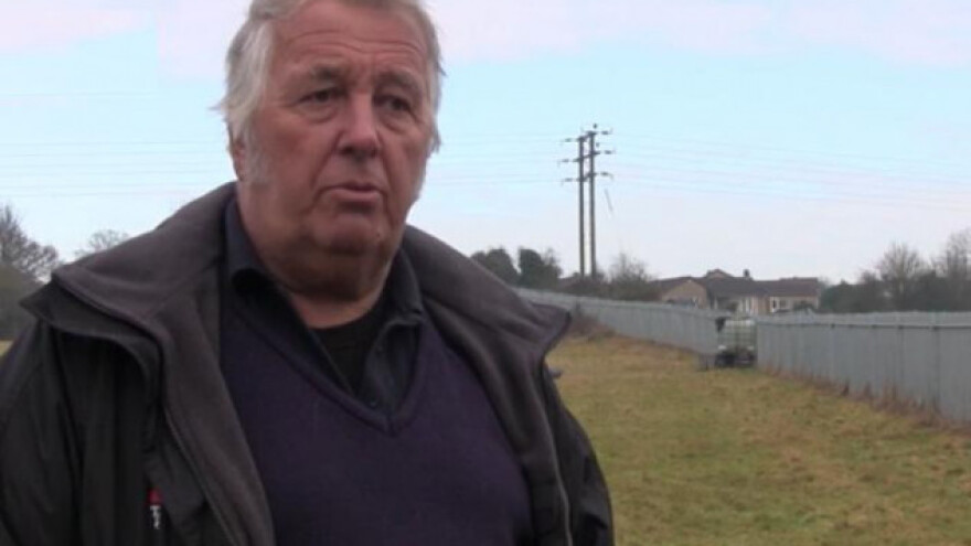 Izgradio čeličnu ogradu oko farme i sretan je