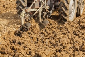 Bakreni plug: SF ili budućnost obrade zemlje?