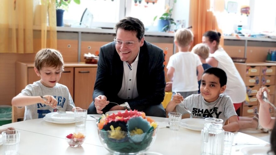 Bečki vrtićarci i školarci jedu bio hranu