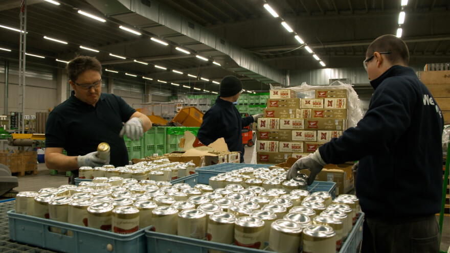 Nemilosrdno? Uništili gotovo 2.400 limenki piva zbog korišćenja reči šampanjac