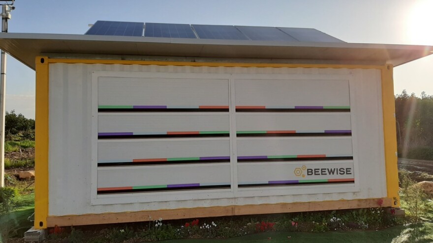 Solarna robotska košnica - nadzire prisutnost pesticida i obaveštava o opasnostima