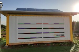 Solarna robotska košnica - nadzire prisutnost pesticida i obavještava o opasnostima