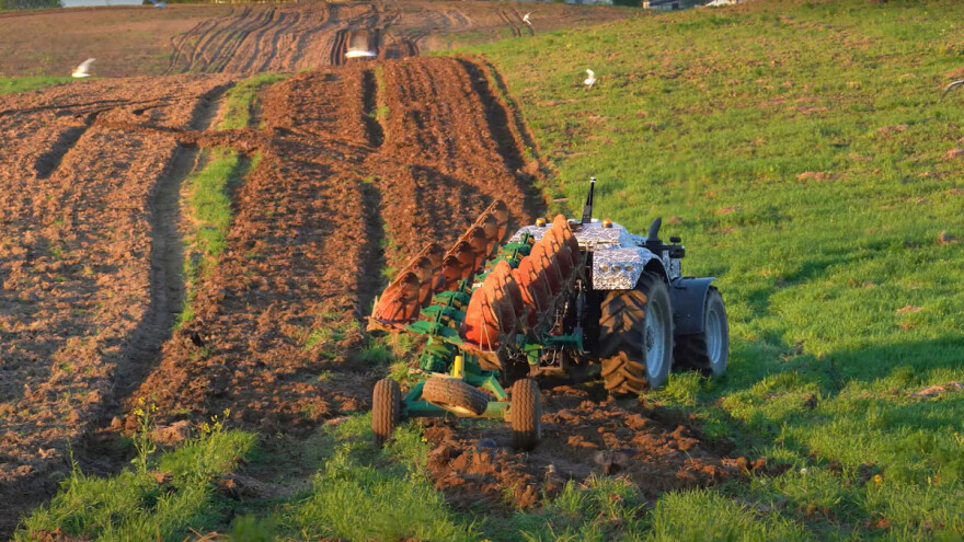 Belarus predstavio svoj prvi traktor koji ne treba vozača - pogledajte kako ore