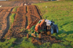 Belarus predstavio svoj prvi traktor kojem ne treba vozač - pogledajte kako ore