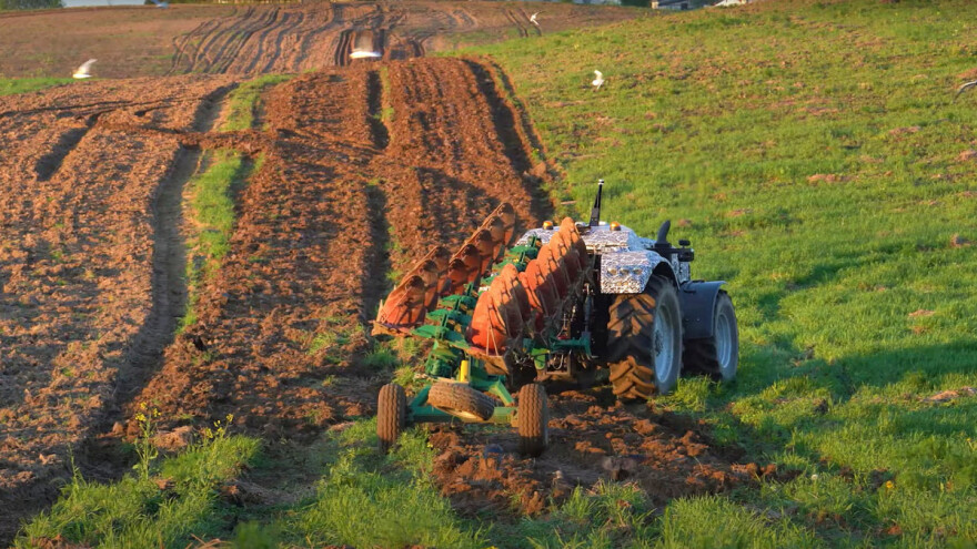 Belarus predstavio svoj prvi traktor kojem ne treba vozač - pogledajte kako ore