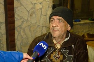 Pet konja zarobljeno u staji, vlasnik ostaje dok ih ne uspije spasiti
