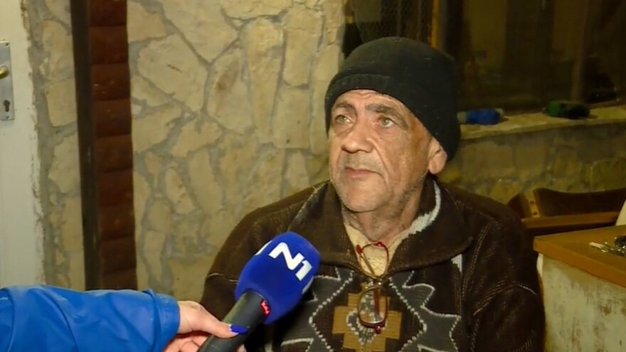 Pet konja zarobljeno u staji, vlasnik ostaje dok ih ne uspije spasiti