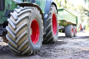 Vozio traktor u rikverc pa pregazio ženu