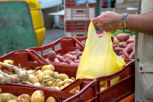 Kraj plastičnoj ambalaži za voće i povrće? Francuska je zabranjuje