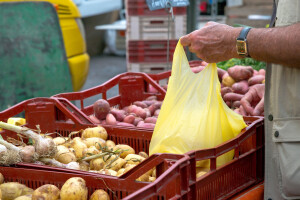 Kraj plastičnoj ambalaži za voće i povrće? Francuska ju zabranjuje