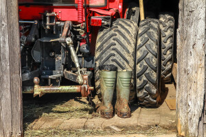 Tijekom izvlačenja prikolice prevrnuo se traktor -  ozlijeđen muškarac