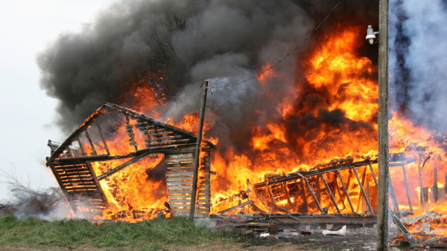 Vatra progutala prešu za grožđe, drvene bačve i drugi alat