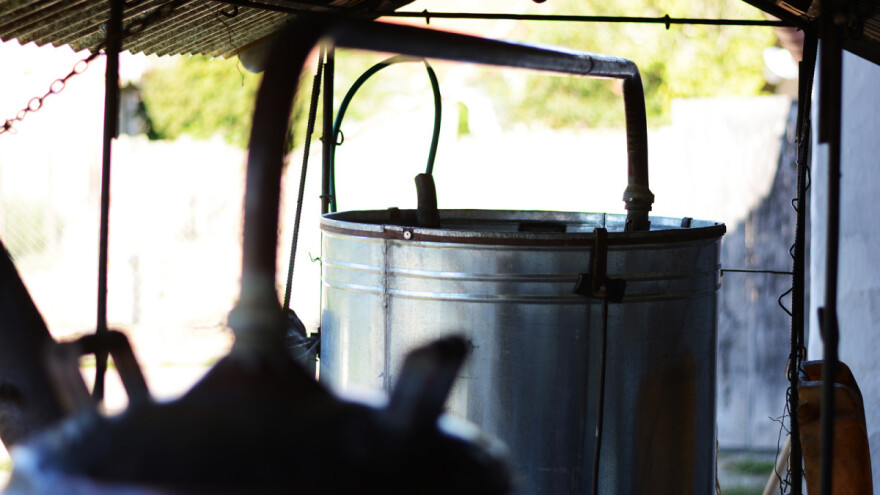 Staricu (98) globili zbog pečenja rakije!